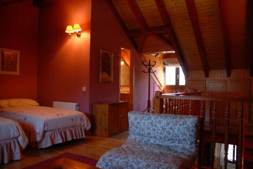 1 dormitorio con 1 cama y 1 silla en Torres de Vallibierna 7, en Anciles