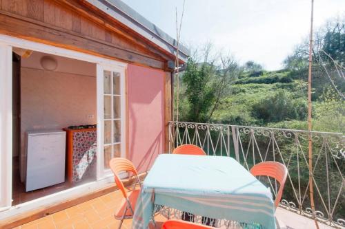 a patio with a table and chairs on a balcony at Il Borgo della Colomba in Fosdinovo