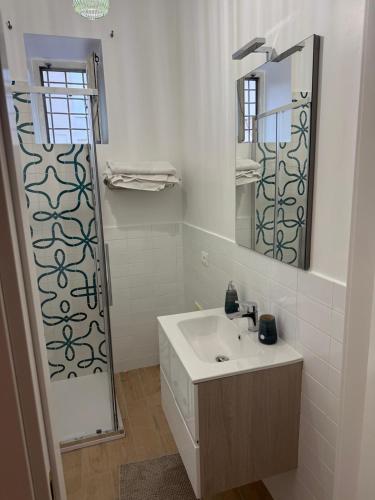 a bathroom with a sink and a shower with a mirror at B&B Ambra in Sarno