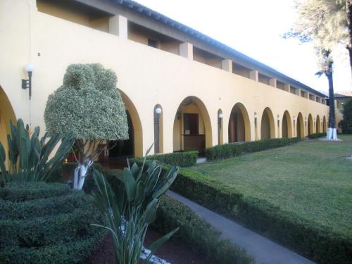 a building with a plant in front of it at Casa Cantarranas in Tehuacán