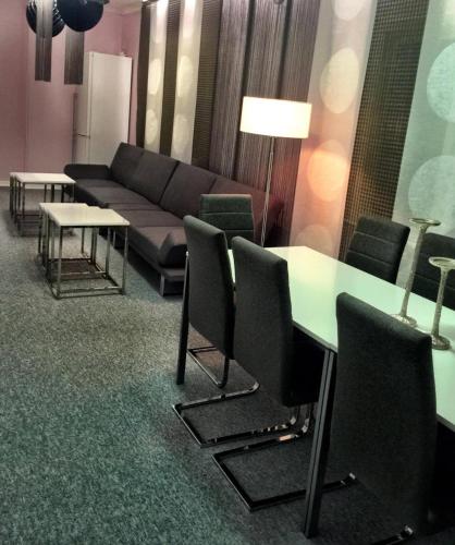 a living room with a couch and a table and chairs at STF Hostel Lärbro/Grannen in Lärbro