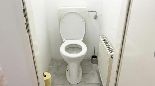 Stylish 1BR City Apartment for 5, Great Location
