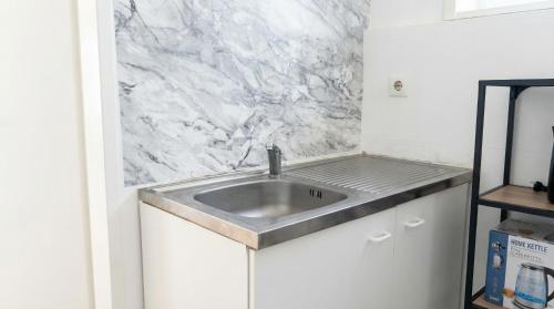 Stylish 1BR City Apartment for 5, Great Location