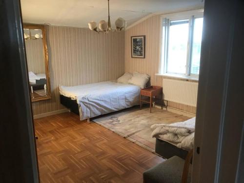 a bedroom with a bed and a table and a mirror at Workers Stay - Furnished Housing Umeå Sverige in Klabböle