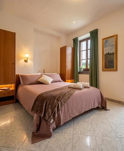 a bedroom with a large bed in a room at Dal Brascin in Corio