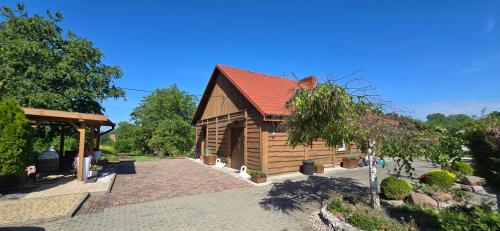 a small wooden cabin with a red roof at Agroturystyka u Joli in Pacanów