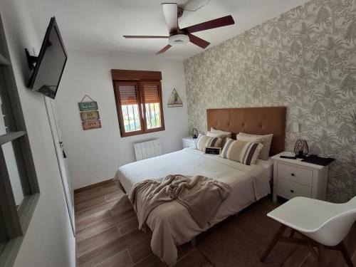 a bedroom with a bed and a ceiling fan at Casa Jetizo in Ontinyent