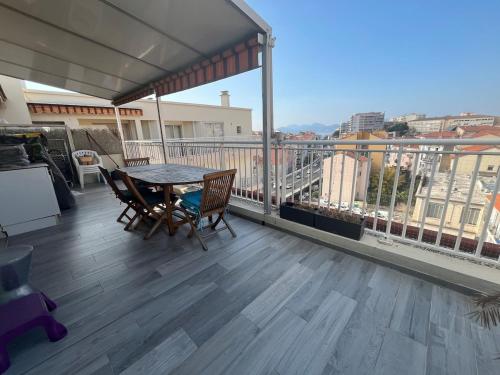 City Center and Sea View Terrace Near Palais