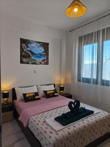 ein Schlafzimmer mit einem Bett, auf dem ein Herz abgebildet ist in der Unterkunft Apartment Mitko in Ofrynio