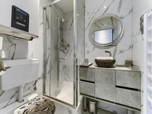 City Center - Charming Studio - 2 MN Station Train