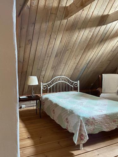 a bedroom with a bed and a wooden ceiling at Urikivi Holiday House in Orjaku