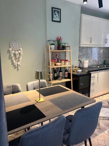 una cucina con tavolo e sedie in una stanza di Flat in Leskovik a Leskovik