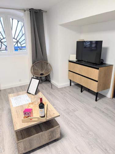 Bel appartement rénové - Place du Palais avec Parking