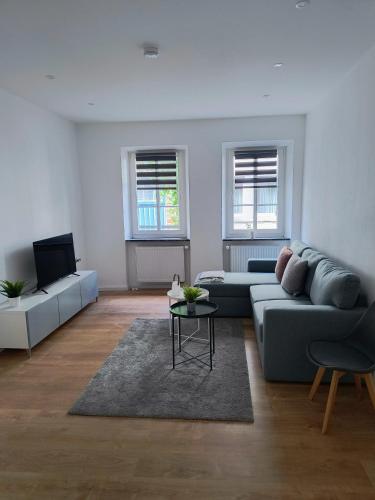 a living room with a couch and a table at Ferienwohnung Löwenrevier in Winningen