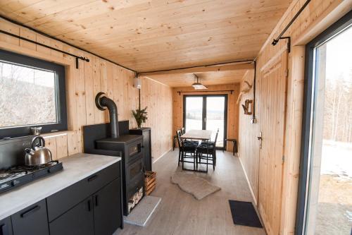 a kitchen and dining room of a tiny house at Maringotka pod Smrkem in Nové Město pod Smrkem