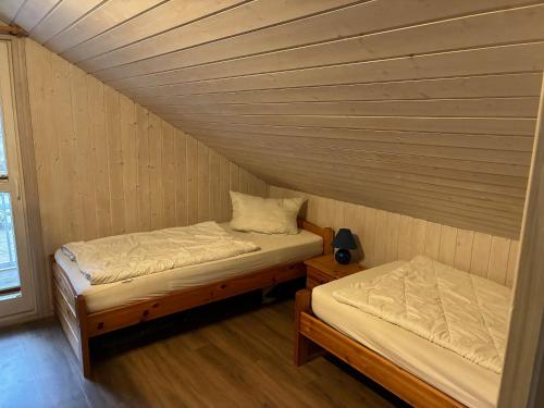 two twin beds in a room with a ceiling at Ferienhaus Baabe in Baabe