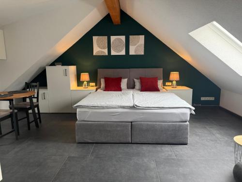 a bedroom with a bed and a green wall at Ferienwohnung Regel in Lauingen