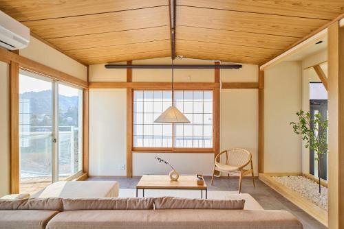 a living room with a couch and a table at プライベートリゾート清風 in Atami