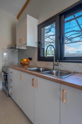 a kitchen with a sink and a window at Naus Limen in Marathi
