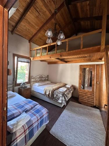 zwei Betten in einem Zimmer mit Etagenbett in der Unterkunft Pergamonpension in Bergama