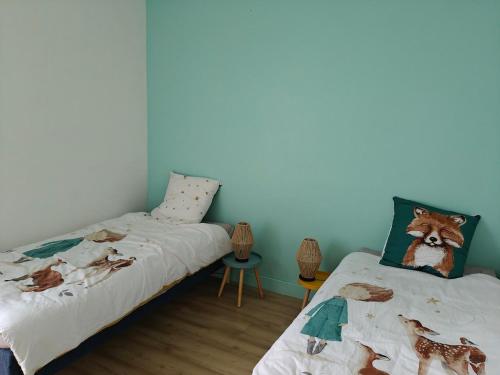 a bedroom with a bed and a bed sidx sidx sidx at TyCoCoon in Lannion