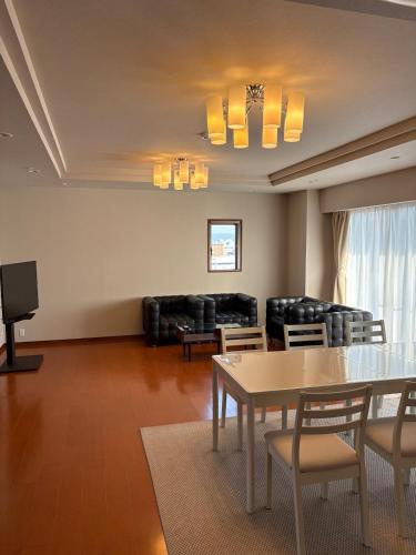 Grande Mare Tenmabashi 1500, 130 m2 luxury penthouse Apartment with a view of Osaka Castle, 2-minute walk from Tenmabashi Station