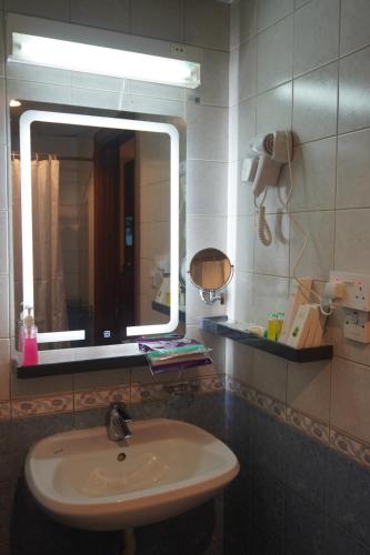 a bathroom with a sink and a mirror at فندق رؤى الاندلس البلاتيني - Roaa Alandalus Platinum Hotel in Medina