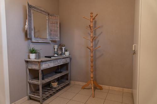 a room with a shelf and a mirror and a pole at 't Ooievaarsnest in Veurne
