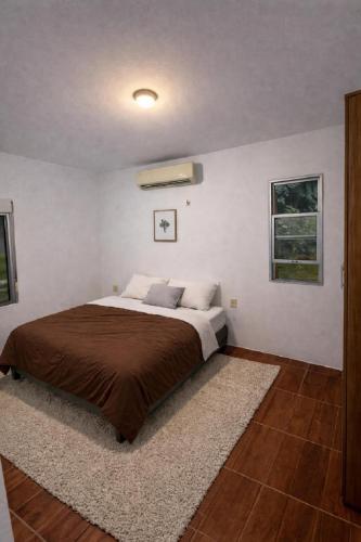 a bedroom with a bed and a window at Refugio del bosque - Casa con jacuzzi descanso en Piriapolis in Piriápolis