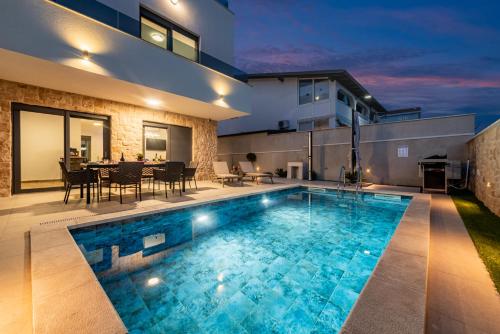 Seaview Twin Villa Royal with pool, jacuzzi and sauna