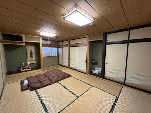 a room with a bean bag bed in a room with windows at 民泊 シェアハウス北浦 in Senboku