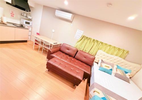 a living room with a couch and a kitchen at 無料駐車場あり!Usjまで車で8分!天然温泉まで徒歩1分!海遊館 関西空港!西九条駅 大阪駅直通-1A in Osaka