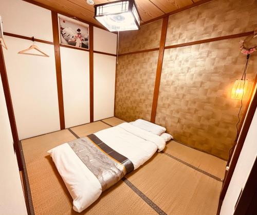 a small room with a bed in the corner at 梅小路民宿 in Kyoto