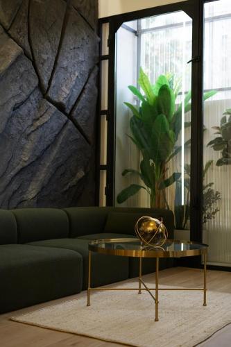 a living room with a couch and a table at Cliff Appart in Valencia