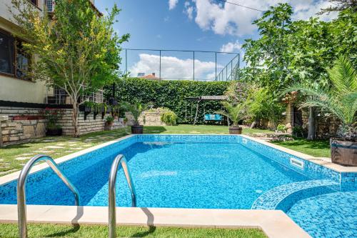 a swimming pool in the backyard of a house at Villa Komitata-Pool and Jacuzzi in Balchik