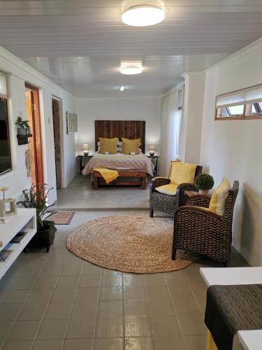 a large living room with a bed and a couch at Iewers Rus in Strand