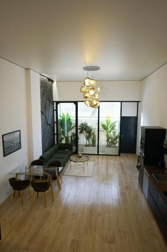 a living room with a couch and a table at Cliff Appart in Valencia