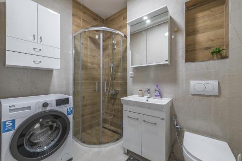 ein Badezimmer mit Dusche und Waschmaschine in der Unterkunft Borca 3 in Borča
