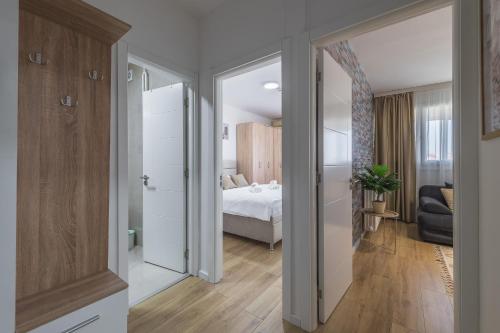 ein Zimmer mit einem Schlafzimmer mit einem Bett und einer Schiebetür in der Unterkunft Borca 3 in Borča