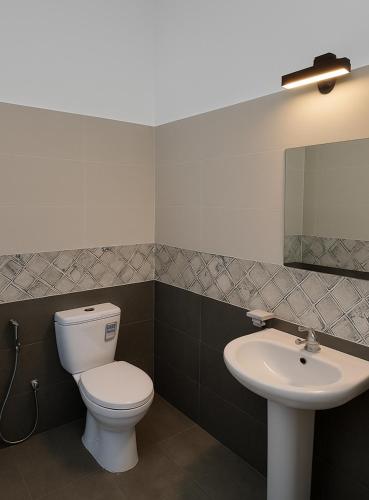 a bathroom with a toilet and a sink at Nimsara Homes in Veyangoda