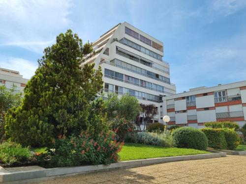 Écrin de Verdure - Design & Confort T2 38m2, WIFI, Piscine & Plage à 200m