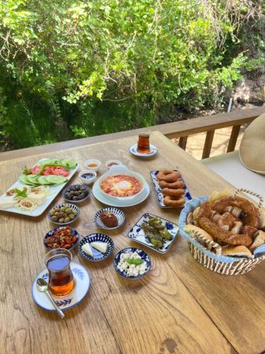 a table with a bunch of food on it at Pavelin yeri in Altınoluk