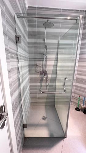 eine Dusche mit Glastür im Badezimmer in der Unterkunft Rontop in Gwarinpa