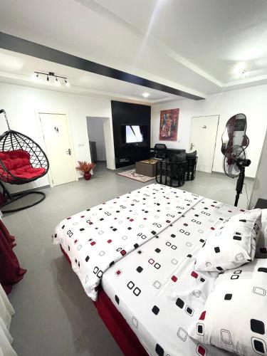ein Schlafzimmer mit einem großen Bett und ein Wohnzimmer in der Unterkunft Rontop in Gwarinpa
