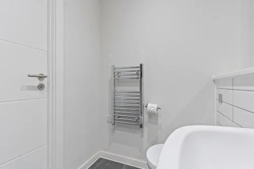 Richmond Row Apartments - Free On-Site Parking, WiFi & EV photo 15