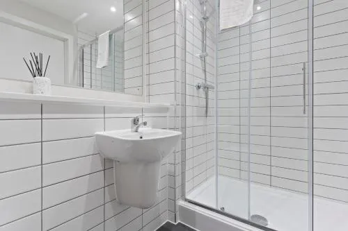 Richmond Row Apartments - Free On-Site Parking, WiFi & EV photo 31