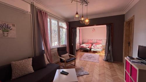 un soggiorno con divano e letto di Your Space in Sofia a Sofia