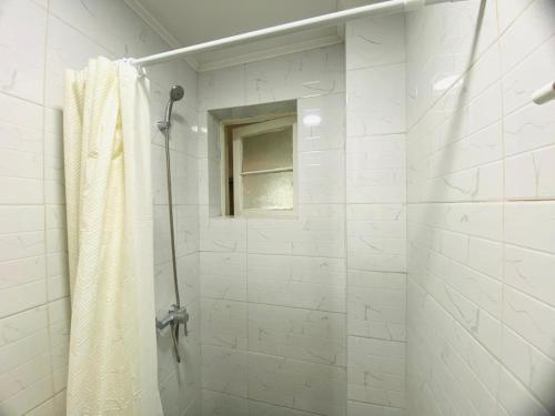 a white shower with a shower curtain and a window at Casa céntrica en San Felipe in San Felipe