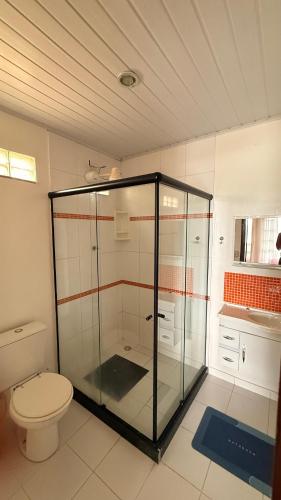 a glass shower in a bathroom with a toilet at Casa de praia da Michelly in Mangaratiba