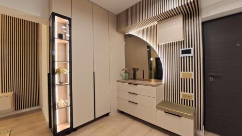 a dressing room with a mirror and a closet at LUAME Residence , langa Arena Mall, aproape de centru in Bacău